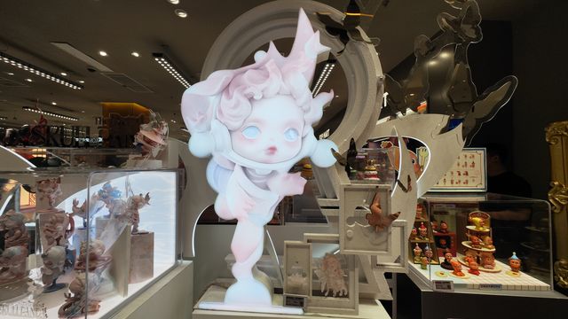 《泡泡瑪特的奇幻登陸》 泰州萬象城一樓中庭突然冒出個「彩虹盒子」，泡泡瑪特的招牌在玻璃牆上閃著微光