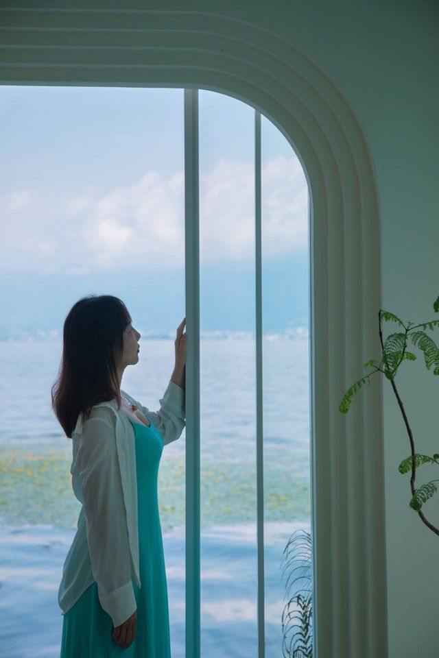 枕浪而眠，喺洱海盡頭做一場純白色嘅夢