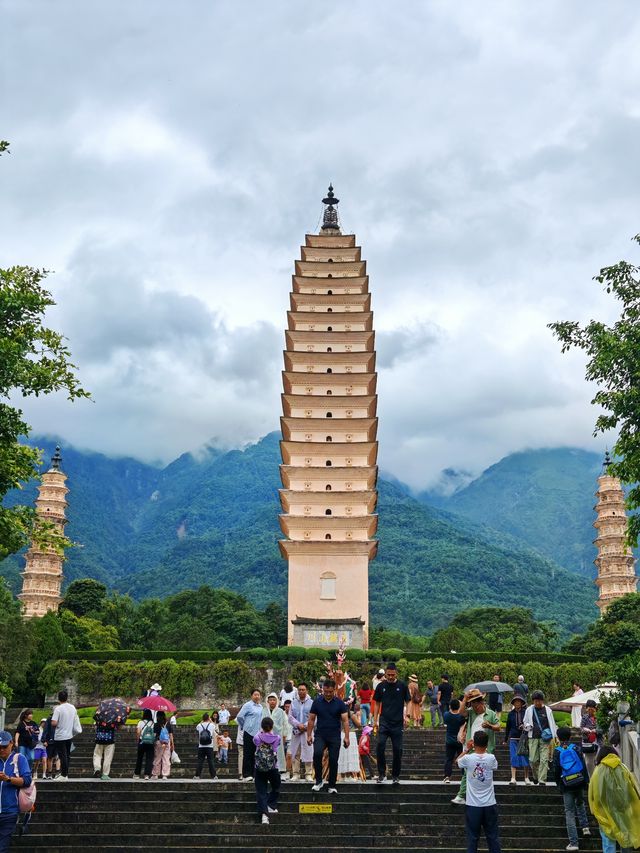 寺不在大，依山傍水則靈