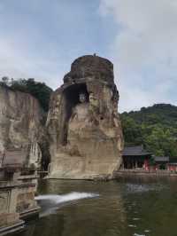 在江南水鄉的紹興，柯岩景區是一處如詩如畫的地方。整個景區包含柯岩景區、鑑湖和魯鎮。 踏入柯岩，映入眼