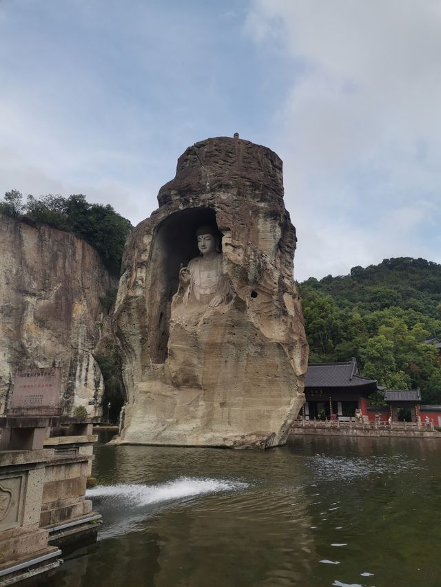 在江南水鄉的紹興，柯岩景區是一處如詩如畫的地方。整個景區包含柯岩景區、鑑湖和魯鎮。 踏入柯岩，映入眼