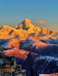 梅里雪山中轉站寶藏民宿！躺著看日照金山