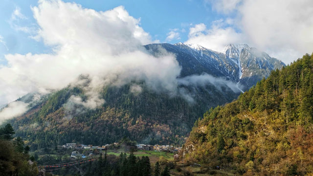 雲南徒步經典虎跳峽雨崩徒步看日照金山