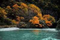 巴拉格宗彩林映碧水，桑煙繞古村