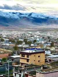 高原陽光下的理塘