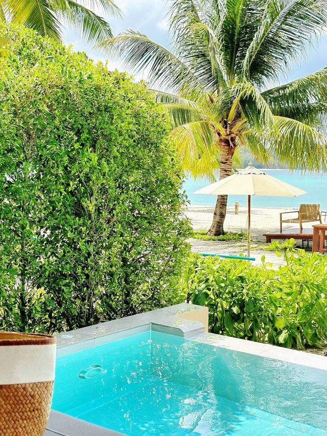 麗貝島果凍海邊躺平3天！這家度假酒店美到不想走！