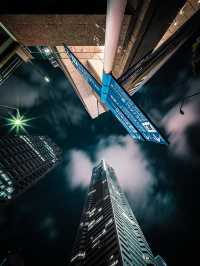 橫濱港未來21|賽博朋克夜雨迷情霓虹與雨滴的絕美交響曲