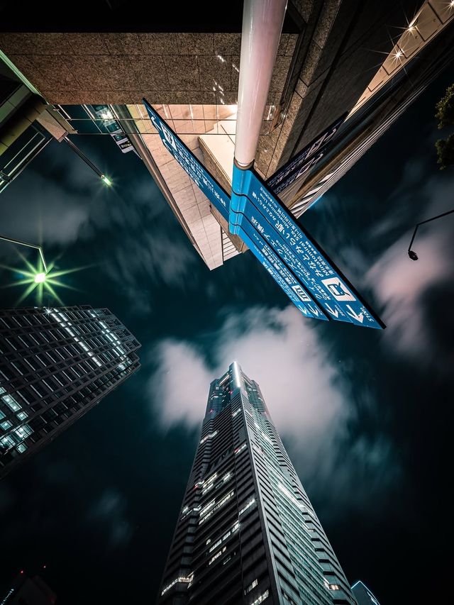 橫濱港未來21|賽博朋克夜雨迷情霓虹與雨滴的絕美交響曲 橫濱港未來21|賽博朋克夜雨迷情霓虹與雨滴的絕美交響曲