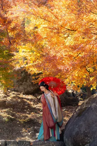 Yongzhou Lanshan Valley! Maple leaves and Hanfu create an ancient style knockout