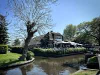 荷蘭羊角村一日遊全攻略坐船賞童話小鎮 品嚐美味三文魚