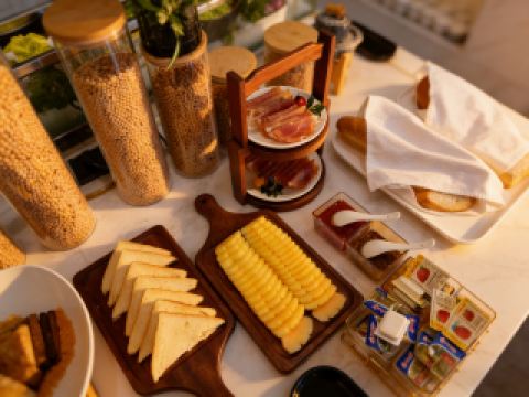 ที่โรงแรม Atour S ซึ่งตั้งอยู่บนยอดเขาซีหนิง ออกเดินทางไปสัมผัสประสบการณ์การชมท้องฟ้าที่เต็มไปด้วยดวงดาวอันงดงาม