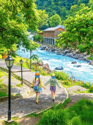 For these 18 photos, I specially took the kids to Laba River