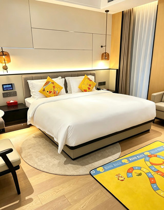 Pilihan Utama Menginap Bareng Anak di Enshi | Kamar Tema Bebek Kuning Boman Duo, Serunya Maksimal!