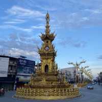 เดินชมความงามของหอนาฬิกาเชียงราย