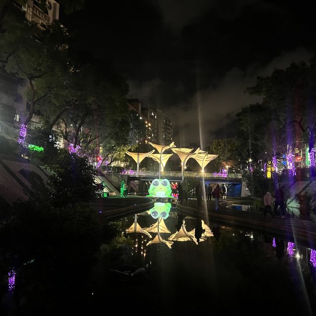 越晚越美的新莊中港大排光雕秀～浪漫ㄧ晚上