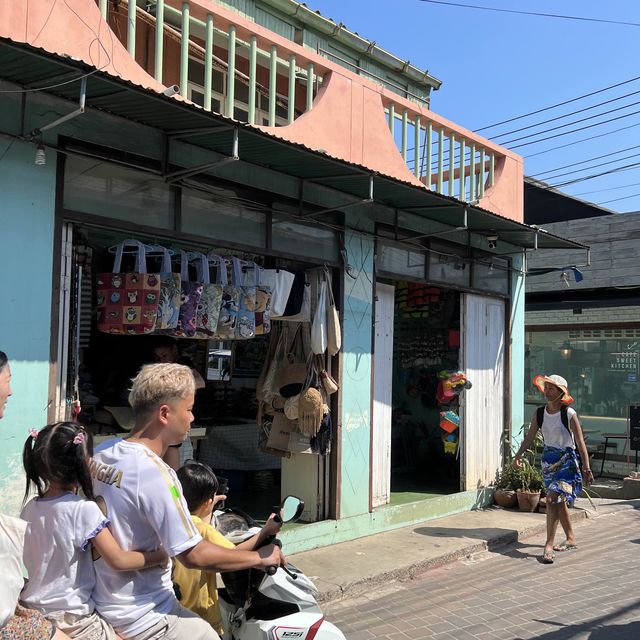 ท่าเรือหน้าบ้าน จุดเช็คอินที่แรกเมื่อมาถึงเกาะล้าน