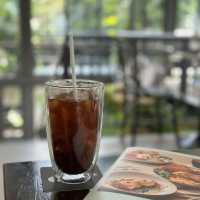  คาเฟ่เรือนกระจกสีดำสุดเก๋ เมืองเก่าภูเก็ต