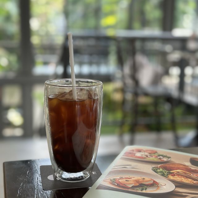  คาเฟ่เรือนกระจกสีดำสุดเก๋ เมืองเก่าภูเก็ต