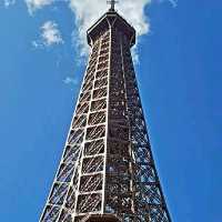 FAMOUS EIFFEL TOWER IN PARIS!