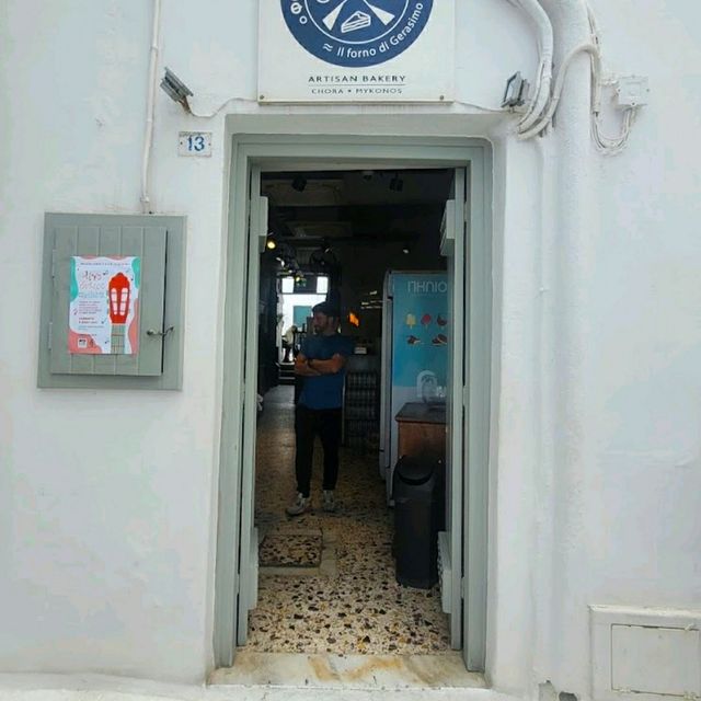 LOVELY BAKERY + CAFÉ IN MYKONOS!