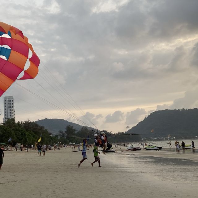 หาดทรายขาว น้ำทะเลใสๆ ที่หาดป่าตอง🌊