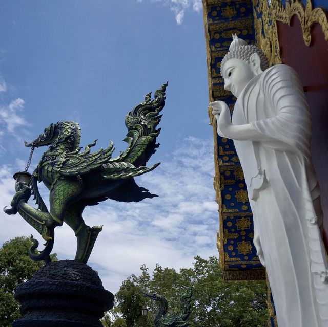 彷彿與天空連接～清萊藍廟