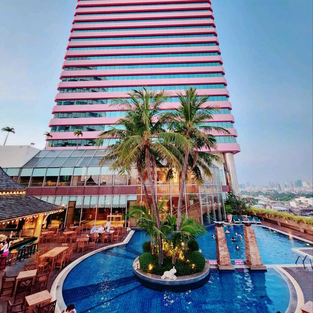 โรงแรมสระว่ายน้ำสวยกลางกรุง
