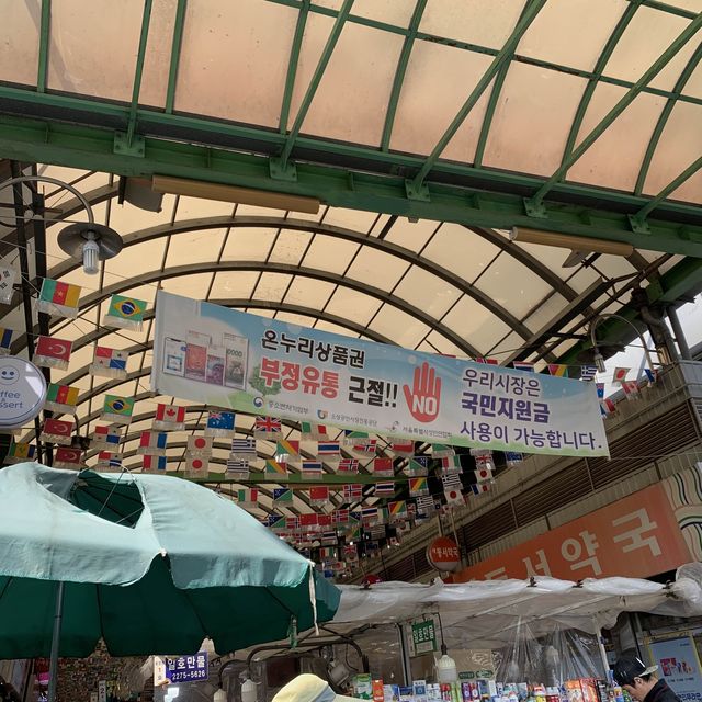 人潮眾多廣藏市場