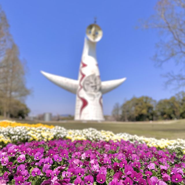 季節の花が華麗な広大な公園