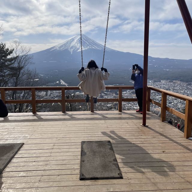 獨一無二的看著富士山盪鞦韆