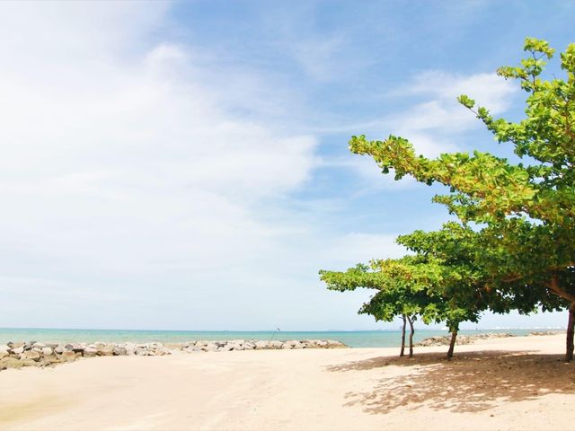 เที่ยวหาดแหลมเจริญ ระยอง ในวันฟ้าใส