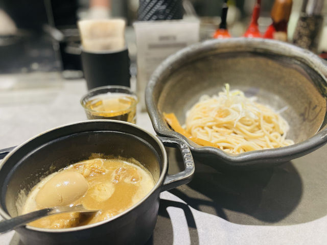 神戸の北野坂で雰囲気の素敵なカフェからのもつラーメン！