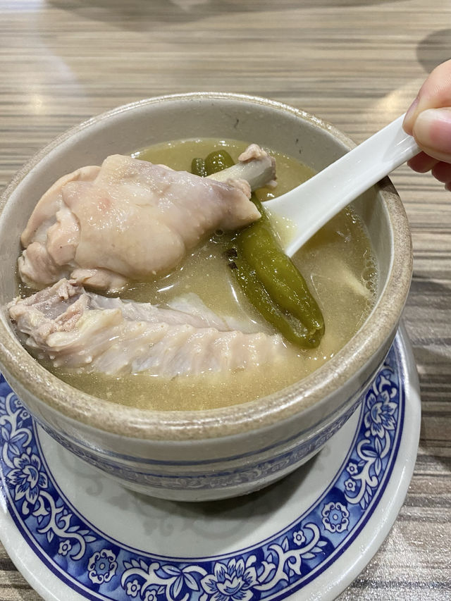 📍台北東區世一牛肉麵👍🏻必飲雞湯😋一併去埋cutecute風手搖飲品店😍