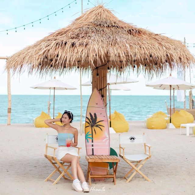 คาเฟ่สุดชิล สีสันสดใส ริมชายหาดชะอำ