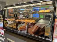 福岡・博多。博多駅で気軽にカウンターでカップもつ鍋が食べられる『YAMAYA BASE (マイング店)』