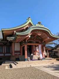 北野天満宮【北野の花手水】撫で牛の両脇の生花が華やかで綺麗
