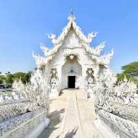 🤍 Getting lost in this intriguing White Temple 😍