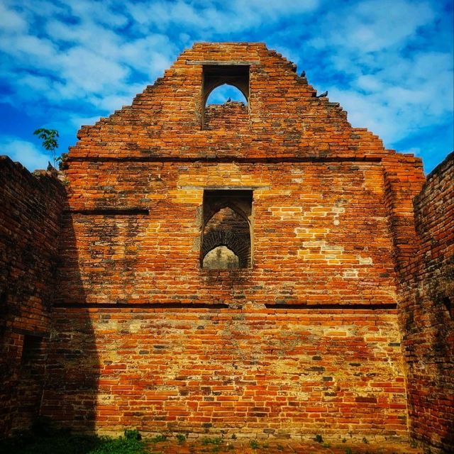 ชมโบราณสถาน เมืองละโว้
