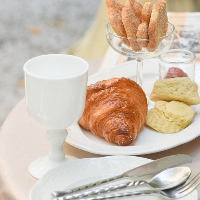 Afternoon tea with  Chuanpisamai house 