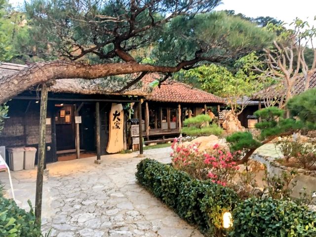 日本沖繩-山林老宅中品嚐阿古豬料理：百年古家大家