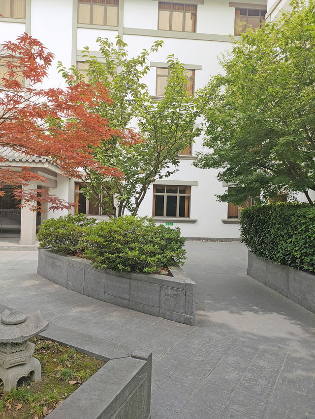 有着999尊佛像的万佛讲寺