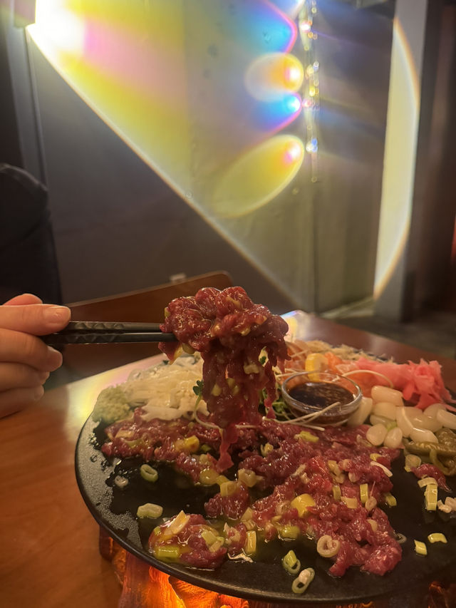 신선한 연어와육회 !! 감각적인 인테리어