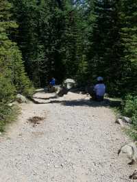 A SATISFYING HIKE FROM LAKE LOUISE TO LAKE AGNES