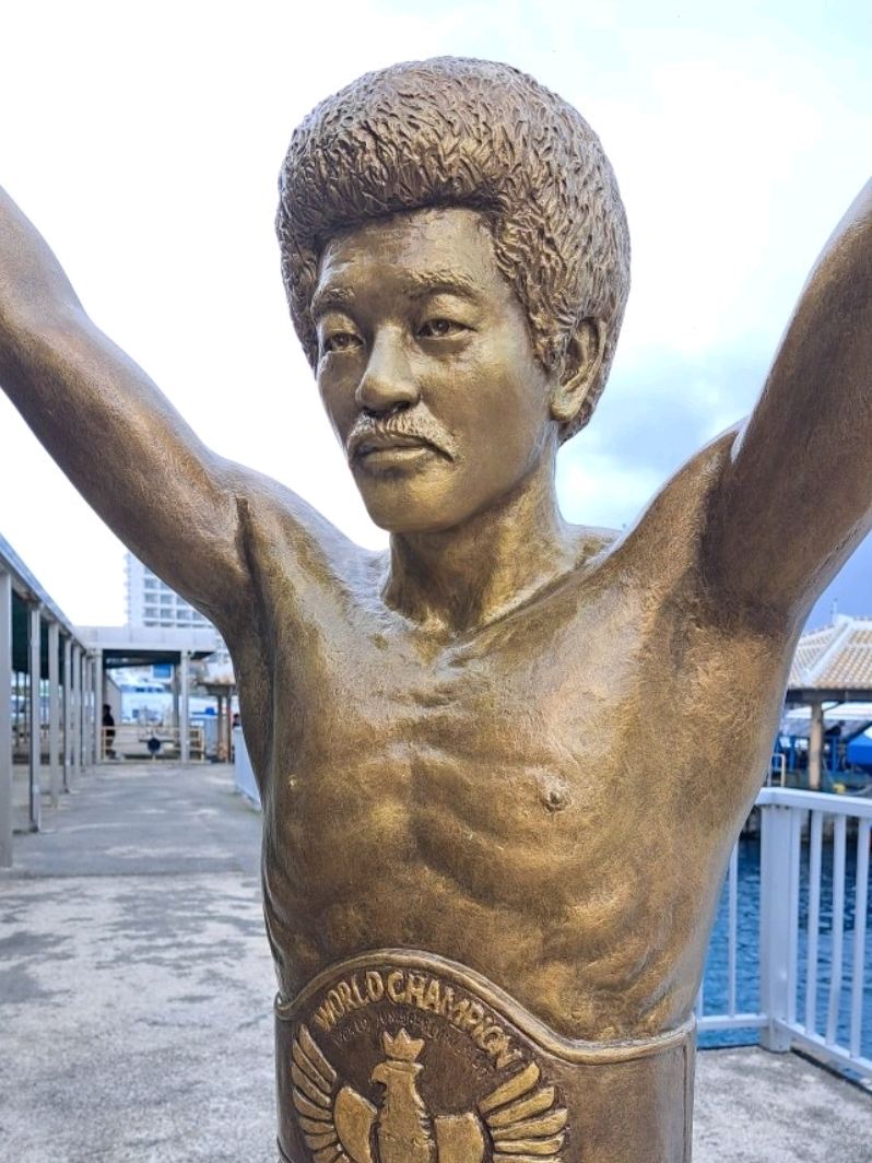 具志堅用高さんのモニュメント:石垣島】離島ターミナルにある人気写真