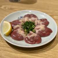 【大阪・難波】焼鳥と鳥刺しが味わえるお得なコース「鉄板ぢどり焼TARO 難波中店」