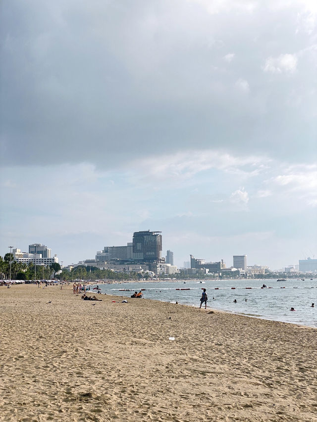 เดินเล่นชิลๆริมทะเล หาดพัทยาเหนือ 🏖️