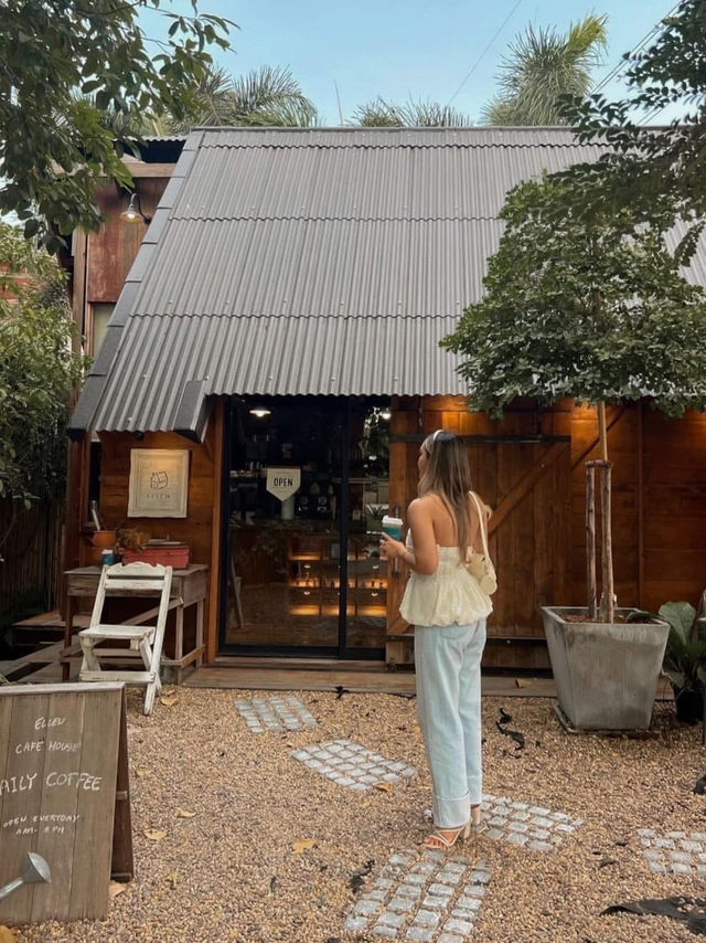 cafe เล็กๆมู้ดอบอุ่น🏚 🌿 ริมถนนบางแสน  Ellen Cafe