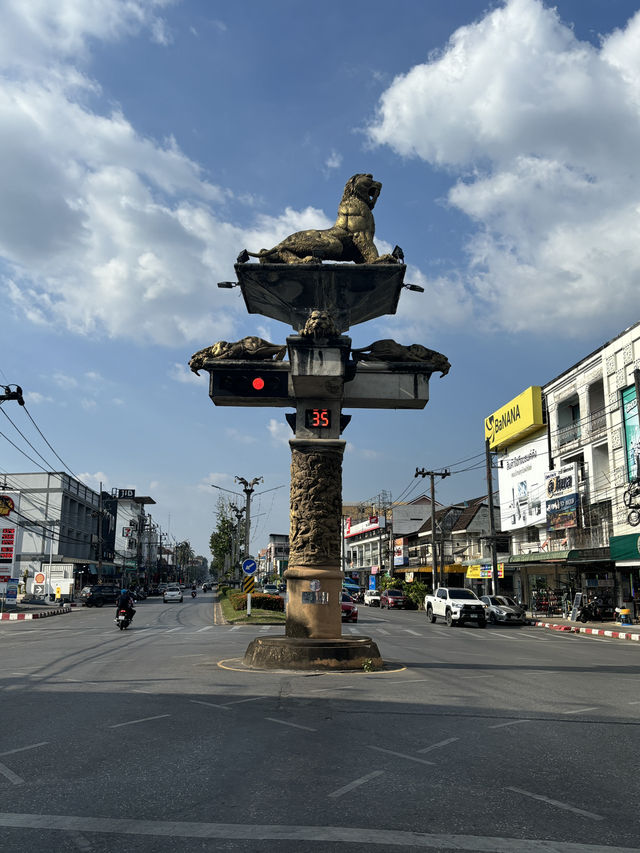 My favorite traffic light ever! Saber-Toothed Tiger Traffic Light: Krabi’s Wildest Landmark 🐯🚦