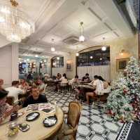 Have you seen an Alice In Wonderland cafe before