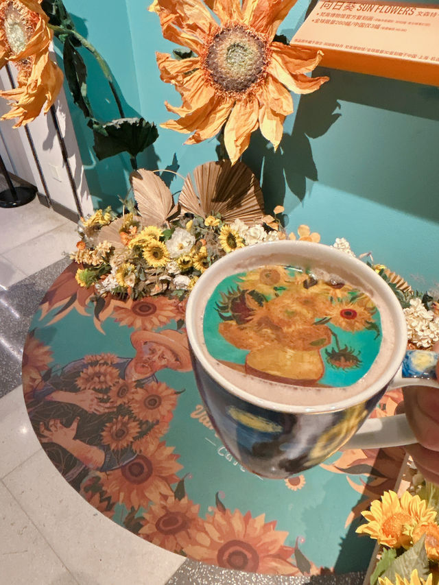 【上海/カフェ】ひまわりと星月夜のラテアートが楽しめる☕️